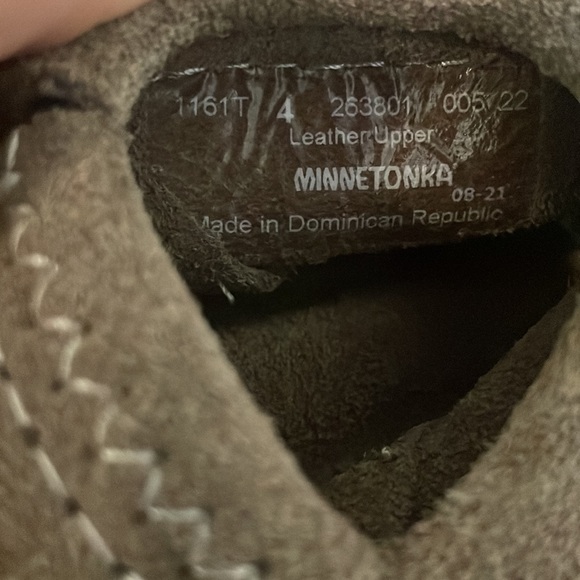 NWOT - Toddler Minnetonka Gray Moccasin- Size 4 - Picture 7 of 7